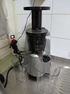 Fruit juicer like new, self-peeling function