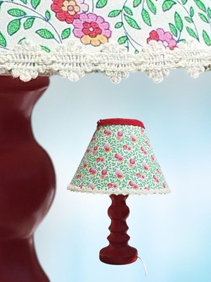 Portatif flower & lace new with ceramic base and dimensions 30x25x10