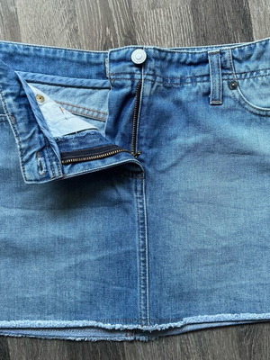 Τζιν mini φούστα Benetton με raw τελείωμα σαν καινούργιο, μέγεθος M/L