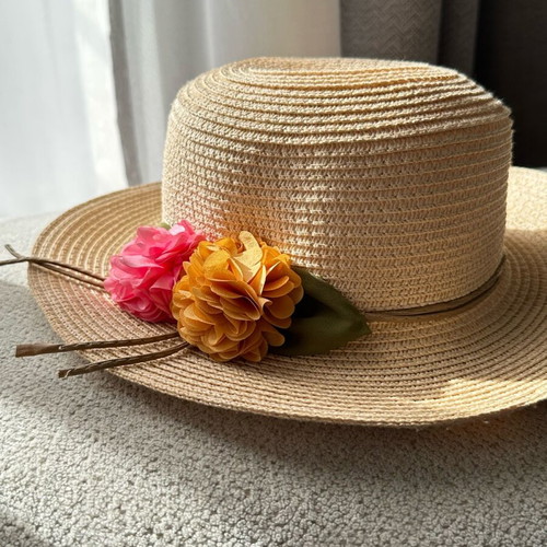 Hat with flowers like new