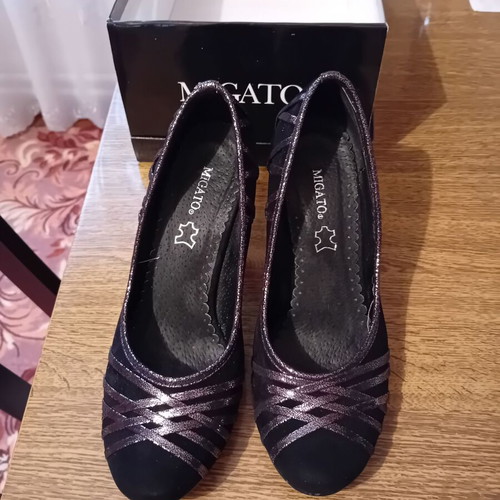Women's black velvet shoes used with shiny details Migato size 38