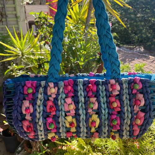 Straw shoulder bag like new, multicolored with beads