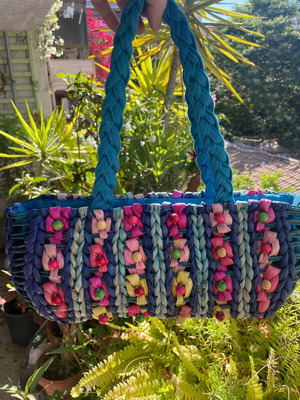 Straw shoulder bag like new, multicolored with beads