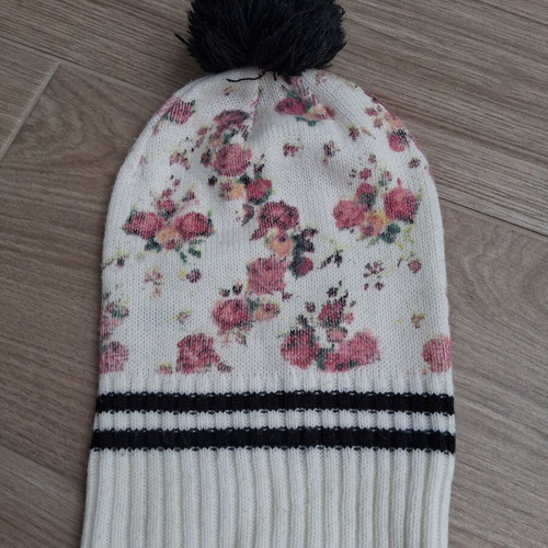 Benetton hat like new, very soft, white multicolor