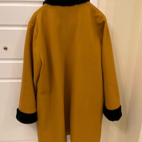 Women's coat yellow color like new