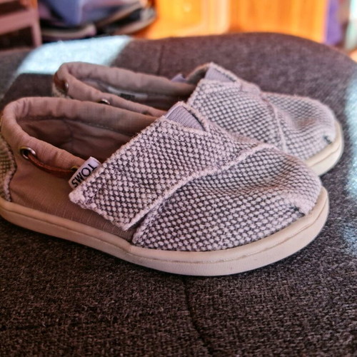 Toms T7 23.5 shoes in gray, like new