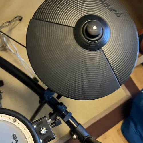Roland Electronic Drums TD-07 like new with pedal and seat