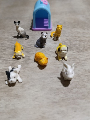 Schleich animal figures set of 5 with house used