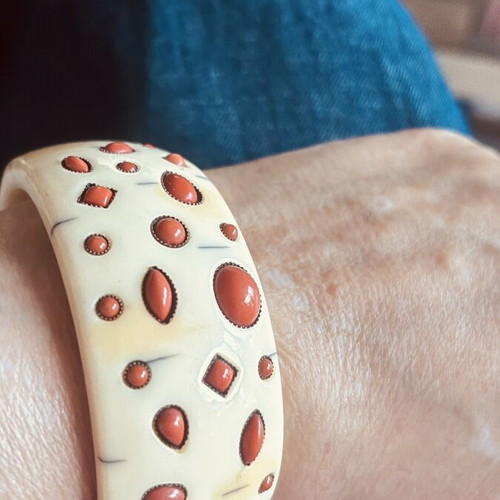 Vintage women's bakelite bracelet like new, beige and orange
