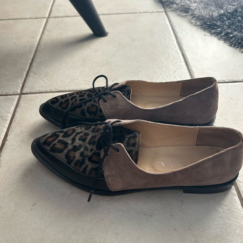 Moccasins like new with unique print, size 38, black and pink