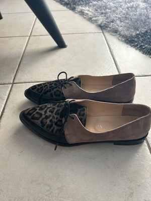 Moccasins like new with unique print, size 38, black and pink