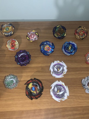 Beyblade Burst collection like new, 19 pieces with Wii game