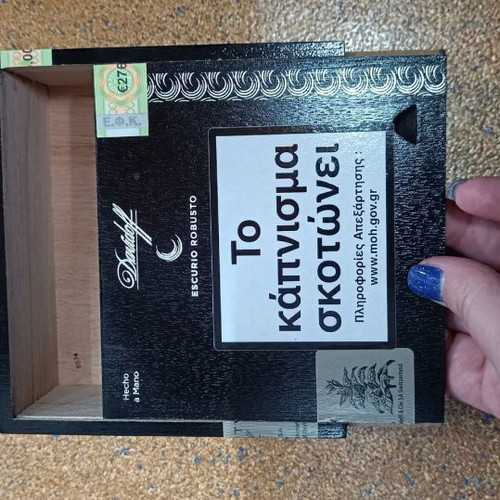 Collectible Davidoff Robusto Escurio box made of hardwood like new