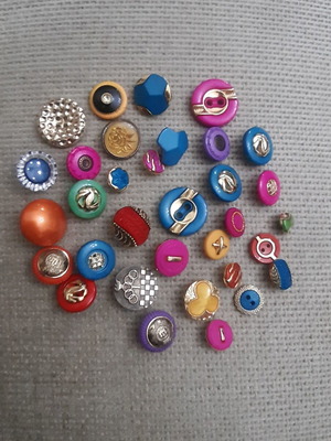 33 decorative clothing buttons, assorted colors and sizes