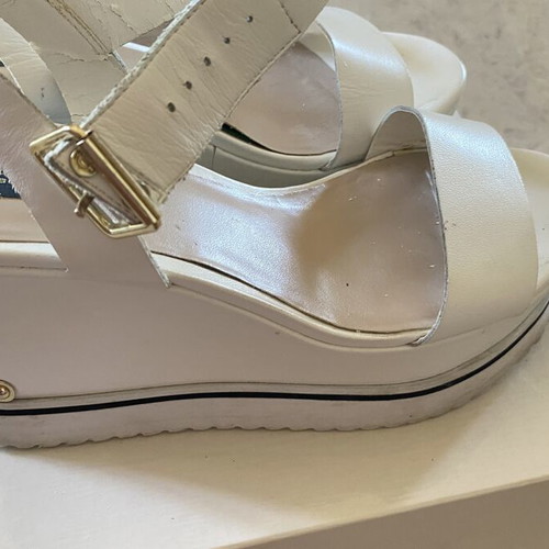 Juicy Couture white platform sandals with gold details size 40 used