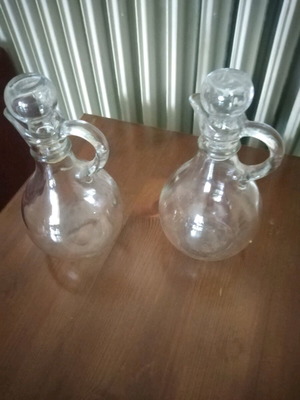 Set of 2 glass carafes with stopper like new, 17 cm