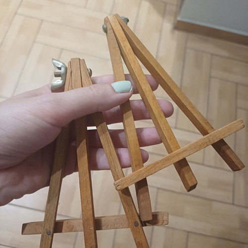 Wooden tabletop easels new, set of two, natural wood