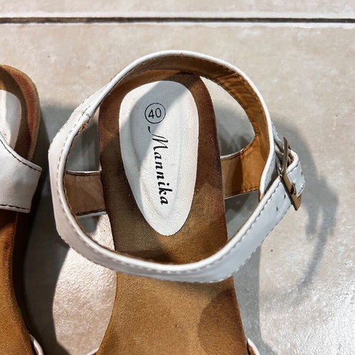 Women's sandals used with white straps, size 40, brown and white