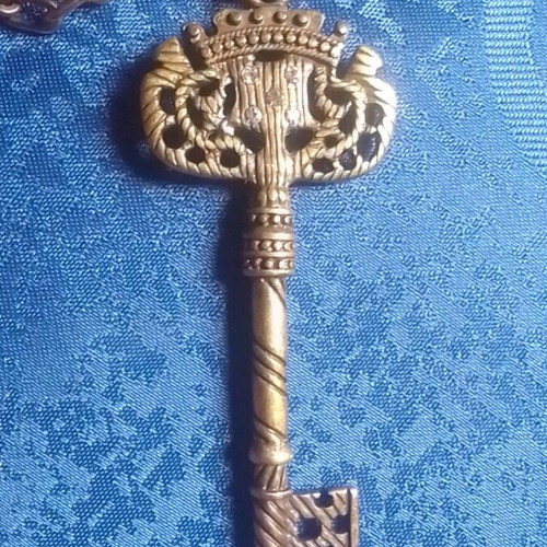 Antique key-shaped pendant like new