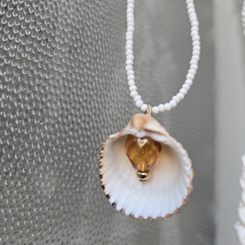 Shell jewelry with natural quince and white bead