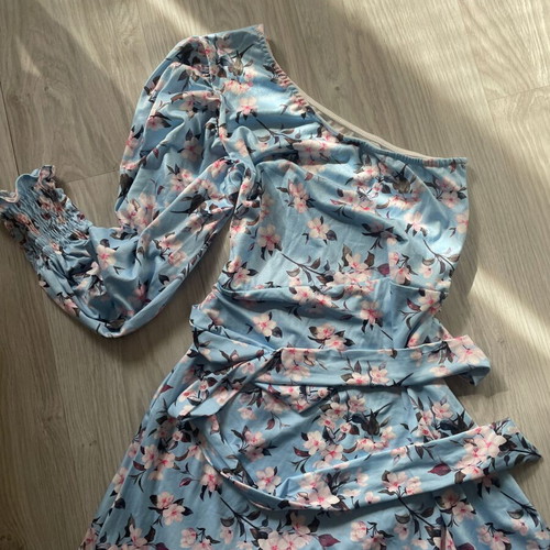 Women's dress new with one sleeve, colorful