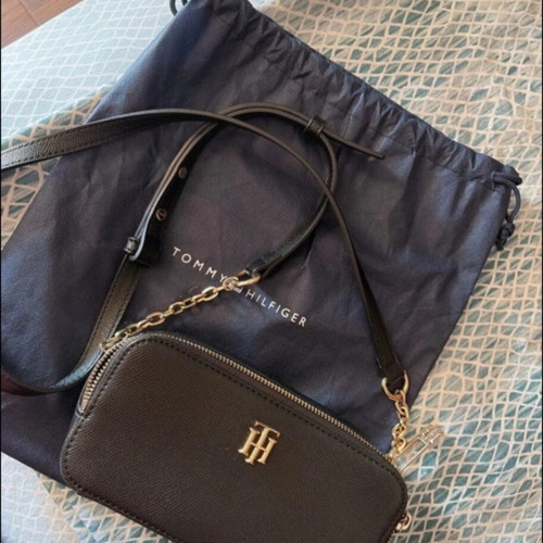 Tommy Hilfiger crossbody bag like new, black