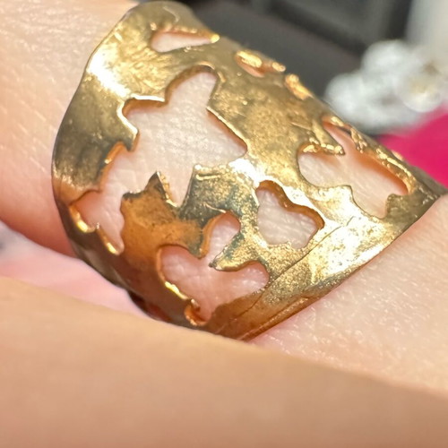 Ring in copper color with adjustable size and unique design