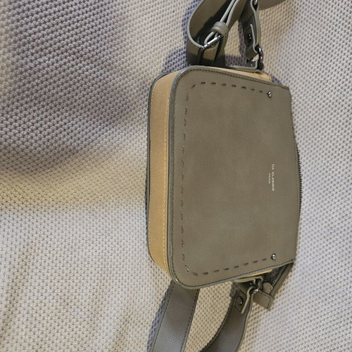 David Jones crossbody bag like new, khaki, 20cm x 16cm, zipper, multiple pockets