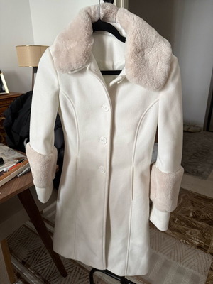 Ths coat white cream with detachable fur used, size S