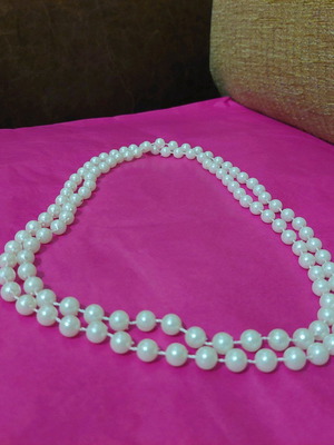 Long necklace with white pearls like new