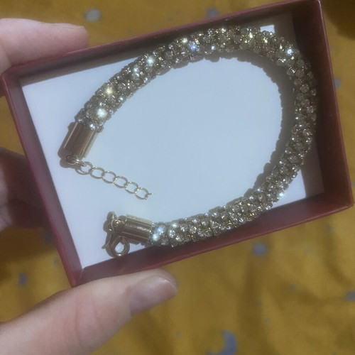 Gold bracelet with beautiful detail, new