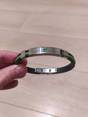 Men's bracelet new with spider motif, black and green