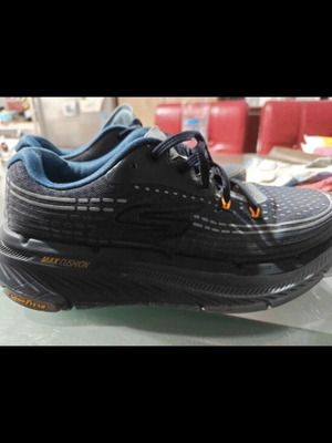 Skechers Go Run Max Cushion Edition unisex athletic shoes used, size 41