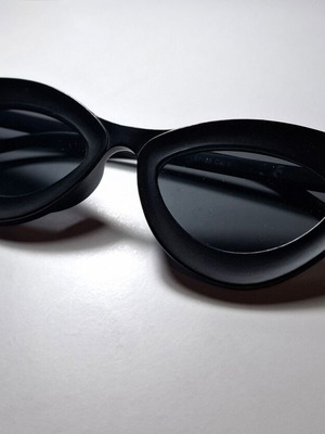 Women’s cat eye sunglasses used, black