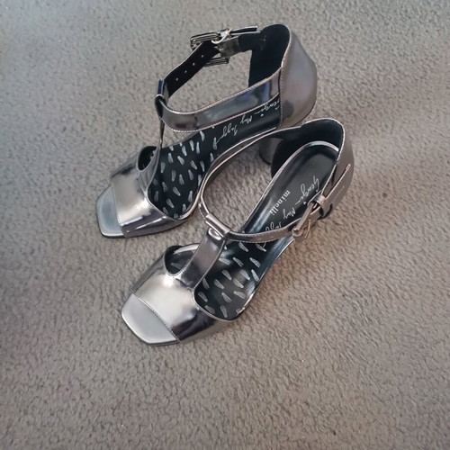 Italian women's silver sandals size 39 new with heel and red sole