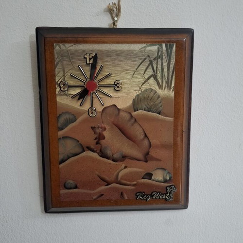 Key West Wooden Wall Clock 1992 like new, analog
