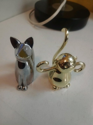 Umbra ring stands like new, small, gold and silver