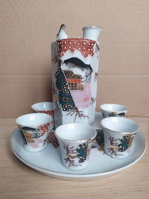 Japanese porcelain sake set TTC vintage, like new