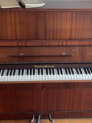 Tsaikofski Russian Upright Piano like new, at least 45 years old
