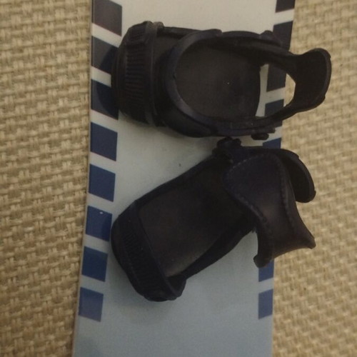 Rainbow High shoes and snowboard for dolls like new