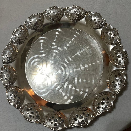 Metal serving trays like new, set of two elegant platters