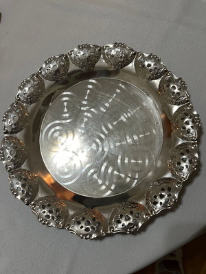 Metal serving trays like new, set of two elegant platters
