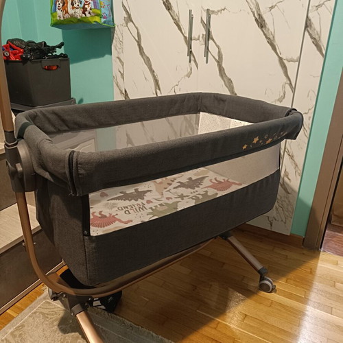 Cradle CAM like new with adjustable height and soft mattress