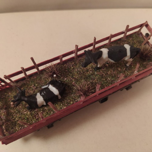 Lima model train wagon with custom weird loads like new