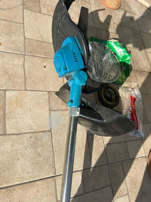 Χλοοκοπτικό σαν καινούργιο με δύο μπαταρίες no name