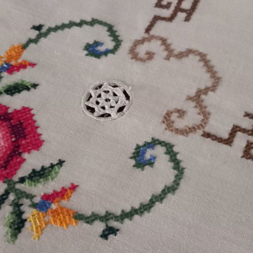 Embroidered tablecloth used with beautiful colors 0.83x0.83