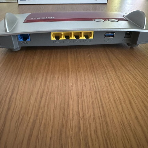 AVM FRITZ!Box 4040 Premium Mesh Router like new with Gigabit ports