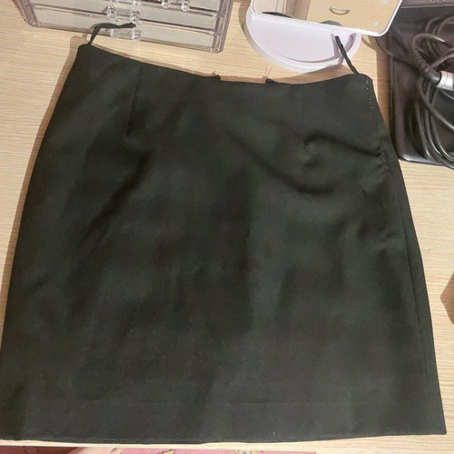 Women's classic black skirt like new, size medium
