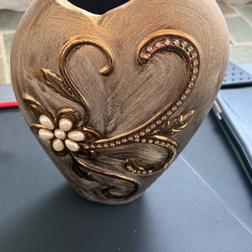 Decorative vase like new with golden shades and beads