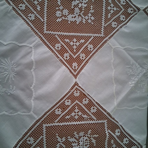 White embroidered tablecloth with lace 0.85×0.85 cm used
